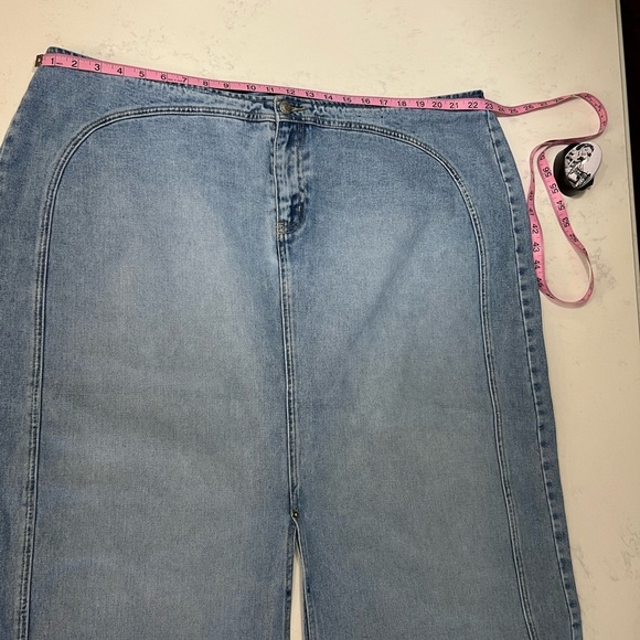 Blue Relaxed Fit Jeans with Classic Style - Picture 11 of 16